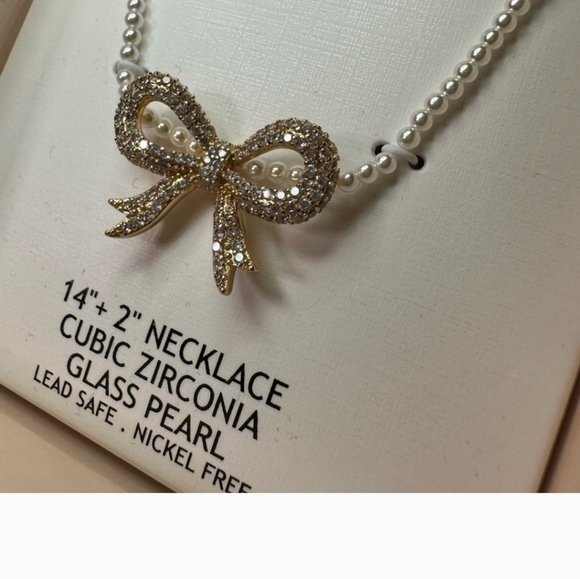🔹️Camila Coelho🔹️ Cubic Zirconia Bow Glass pearls 14" Necklace  NWT! - Picture 3 of 5